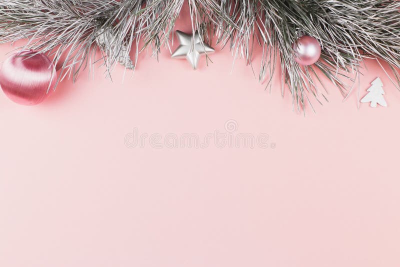 De Kerstmisgrens met spartakken, de Kerstmisballen en de zilveren ornamenten op pastelkleur doorboren achtergrond stock foto De Kerstmisgrens met spartakken, de Kerstmisballen en de zilveren ornamenten op pastelkleur doorboren achtergrond stock foto