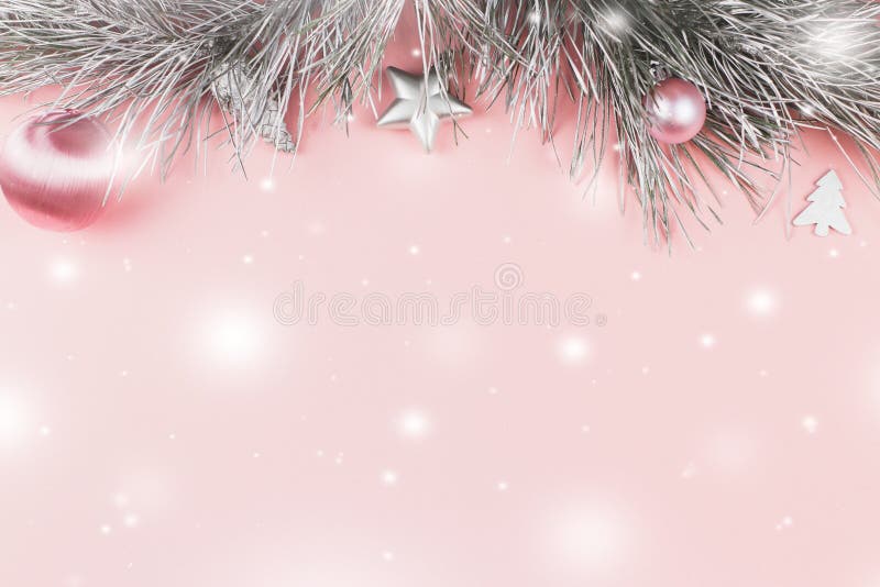 De Kerstmisgrens met spartakken, de Kerstmisballen en de zilveren ornamenten op pastelkleur doorboren achtergrond, sneeuw het val royalty-vrije stock fotografie De Kerstmisgrens met spartakken, de Kerstmisballen en de zilveren ornamenten op pastelkleur doorboren achtergrond, sneeuw het val royalty-vrije stock fotografie