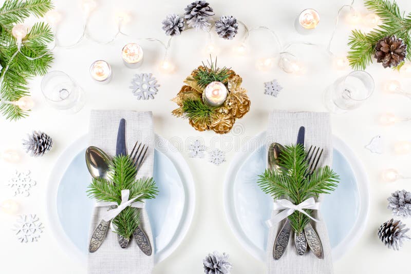 De Kerstmislijst die met platen, tafelzilver plaatsen, stelt en decoratie voor Hoogste mening stock foto De Kerstmislijst die met platen, tafelzilver plaatsen, stelt en decoratie voor Hoogste mening stock foto