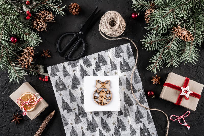 De Kerstmissamenstelling met brief, Kerstmis het verpakken, Spar vertakt zich, giften, denneappels, rode decoratie, schaar op vak stock foto's De Kerstmissamenstelling met brief, Kerstmis het verpakken, Spar vertakt zich, giften, denneappels, rode decoratie, schaar op vak stock foto's