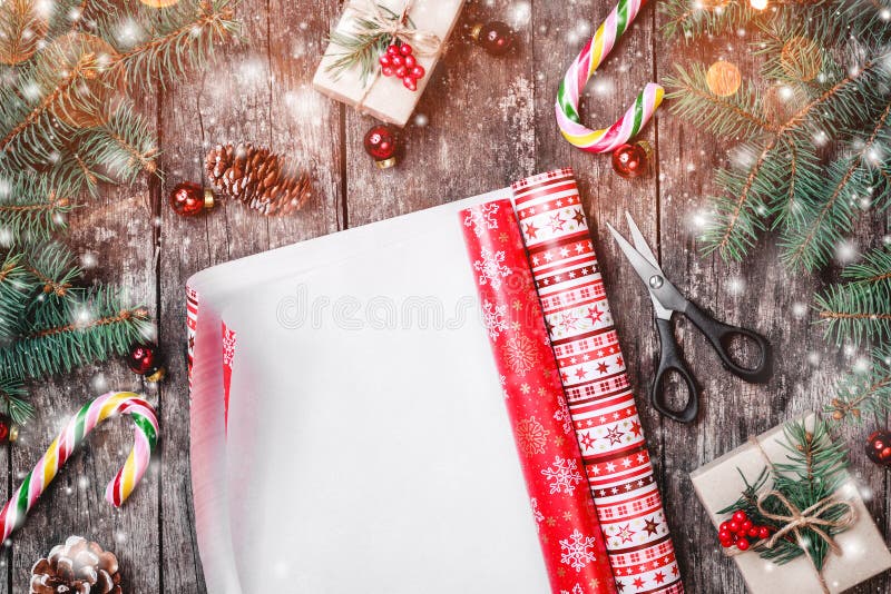 De Kerstmissamenstelling met Kerstmis het verpakken, Spar vertakt zich, giften, denneappels, rode decoratie op houten achtergrond royalty-vrije stock afbeeldingen De Kerstmissamenstelling met Kerstmis het verpakken, Spar vertakt zich, giften, denneappels, rode decoratie op houten achtergrond royalty-vrije stock afbeeldingen