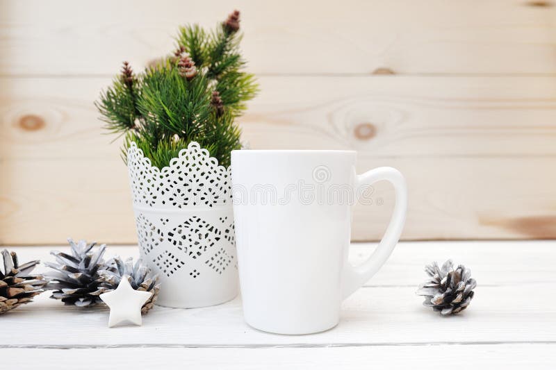 De Kerstmisspot stileerde het beeld omhoog witte kop van het voorraadproduct, Kerstmisscène met een witte lege koffiemok dat u ku royalty-vrije stock fotografie De Kerstmisspot stileerde het beeld omhoog witte kop van het voorraadproduct, Kerstmisscène met een witte lege koffiemok dat u ku royalty-vrije stock fotografie