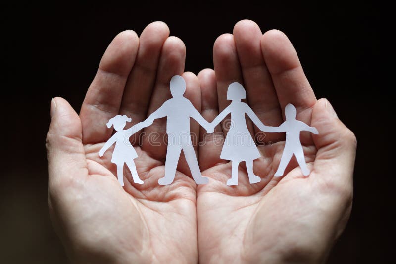 De kettingsfamilie van het document die in tot een kom gevormde handen wordt beschermd De kettingsfamilie van het document die in tot een kom gevormde handen wordt beschermd