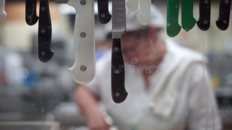 De de keukenarbeiders van het Unfocusedrestaurant ` s filmden door venster