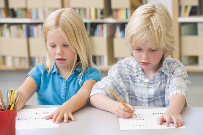 De kinderen die van de kleuterschool leren te schrijven De kinderen die van de kleuterschool leren te schrijven