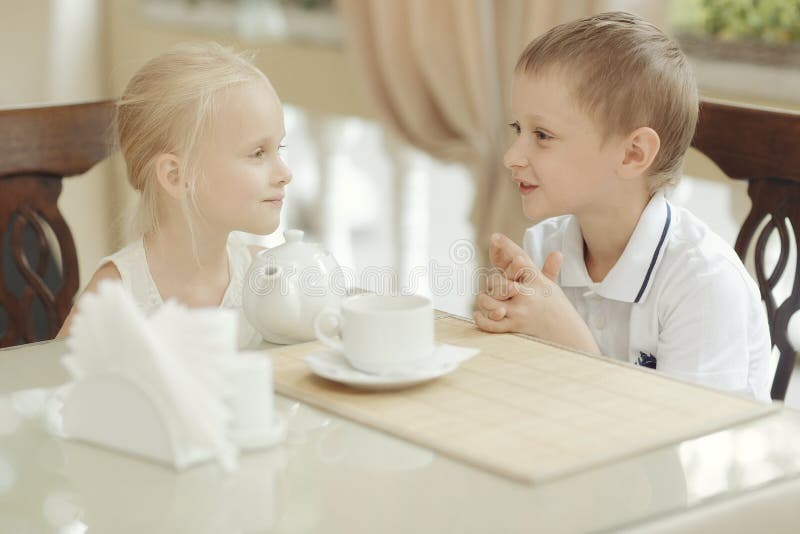 bevind zich water Minimaal De Kinderen Drinken Thee in Koffie Stock Afbeelding - Image of leuk,  vrijetijdsbesteding: 63871681