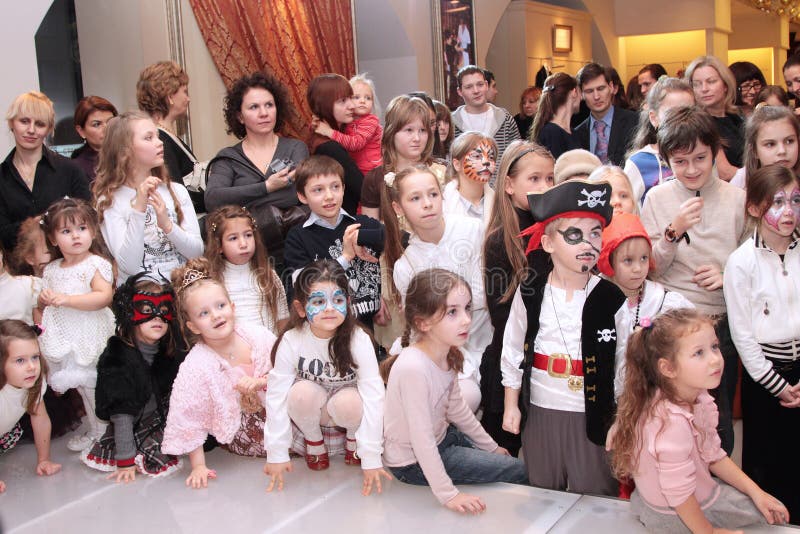 De kinderen letten op de nieuwe jaarprestaties bij de Wandelgalerij moskou 25 royalty-vrije stock foto De kinderen letten op de nieuwe jaarprestaties bij de Wandelgalerij moskou 25 royalty-vrije stock foto