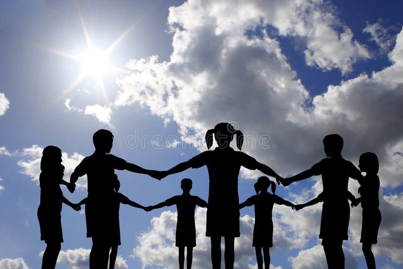 De kinderen omcirkelen op echte zonnige hemel stock foto's De kinderen omcirkelen op echte zonnige hemel stock foto's