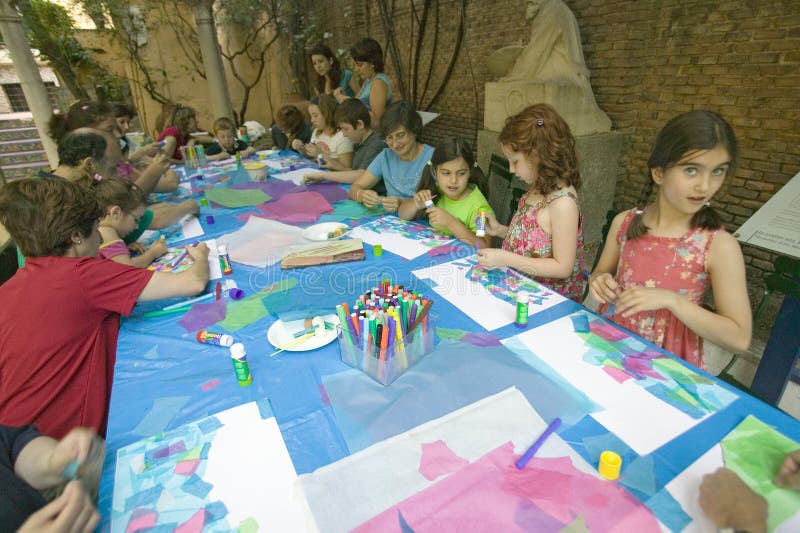 De kinderen schilderen bij het Sorolla-Museum in Madrid, Spanje stock fotografie De kinderen schilderen bij het Sorolla-Museum in Madrid, Spanje stock fotografie