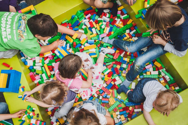Aannames, aannames. Raad eens filter Adviseren De Kinderen Spelen Met Lego-bakstenen in Milaan, Italië Redactionele Stock  Afbeelding - Image of vrijetijdsbesteding, bouw: 40595869