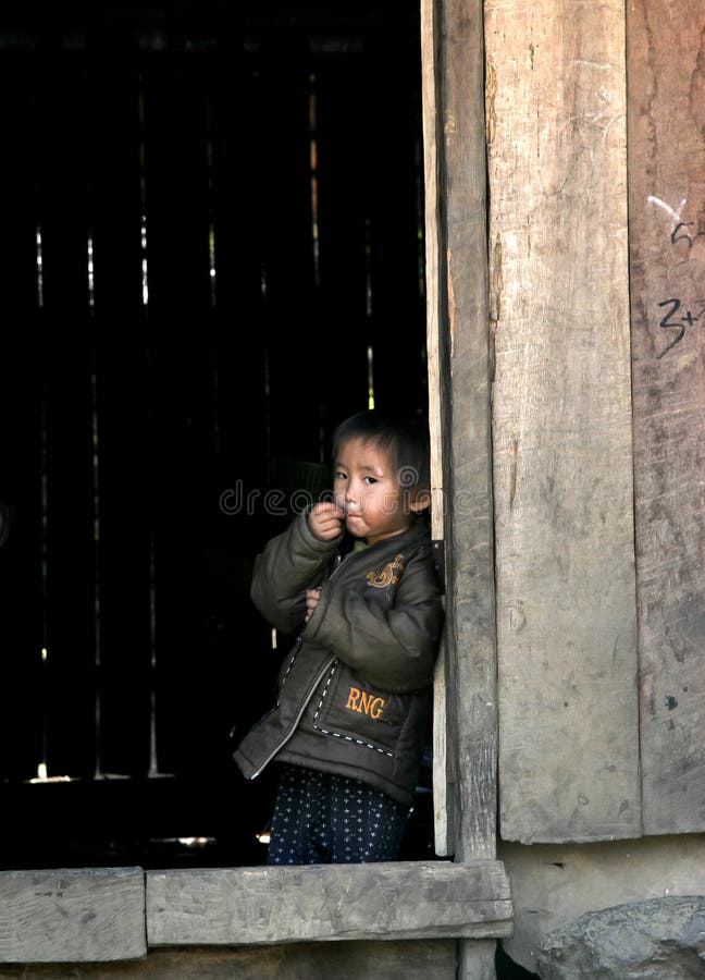 De kinderen van de de heuvelstam van Laos in stamdorp royalty-vrije stock afbeelding De kinderen van de de heuvelstam van Laos in stamdorp royalty-vrije stock afbeelding