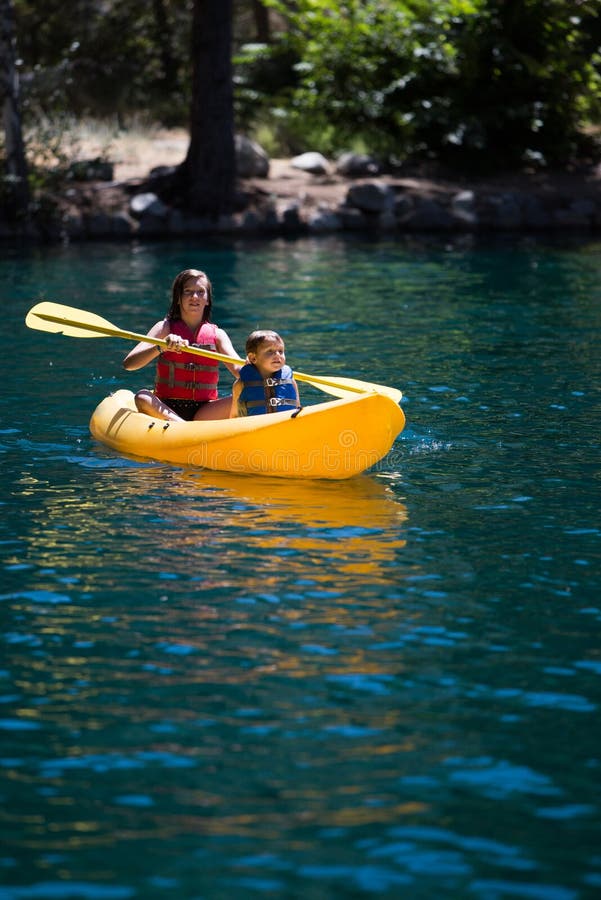 Het kayaking van kinderen stock afbeelding. Afbeelding bestaande uit