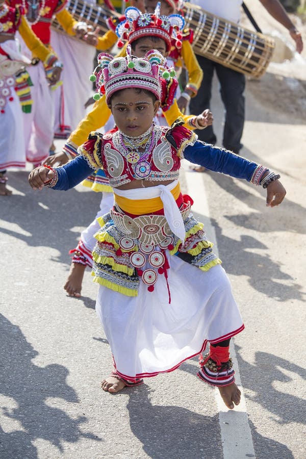 De kinderen van Srilankan betrokken bij het Katina-festival Mirissa, Sri Lanka stock fotografie De kinderen van Srilankan betrokken bij het Katina-festival Mirissa, Sri Lanka stock fotografie