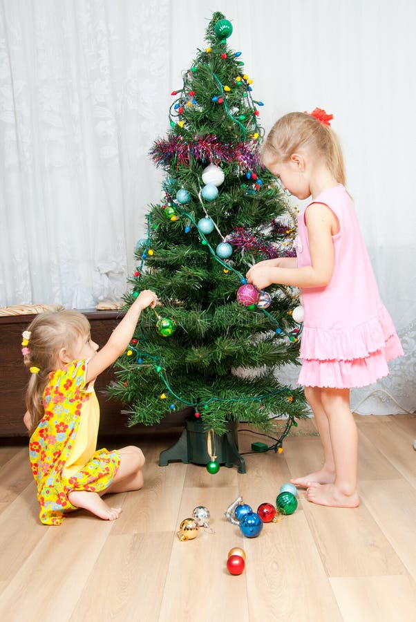De kinderen verfraaien de Kerstboom