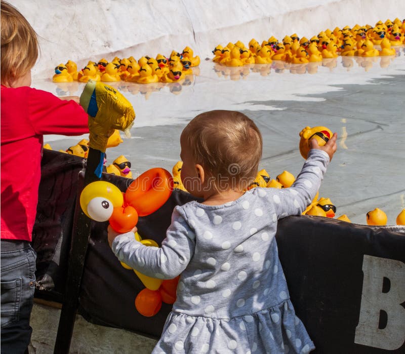 De kinderen wachten op het begin van Rubberduck race royalty-vrije stock afbeeldingen De kinderen wachten op het begin van Rubberduck race royalty-vrije stock afbeeldingen