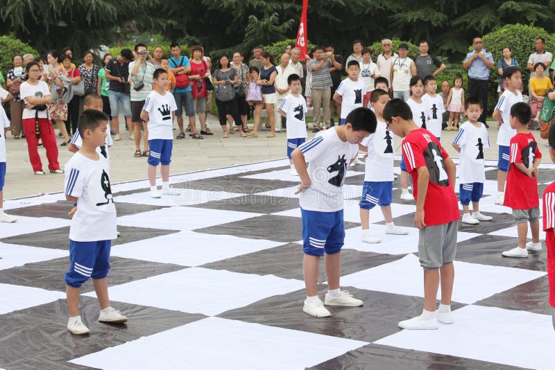 De kinderen in xi 'van xi 'een TV van de het schaakwerkelijkheid van museum vierkante prestaties stock foto's De kinderen in xi 'van xi 'een TV van de het schaakwerkelijkheid van museum vierkante prestaties stock foto's