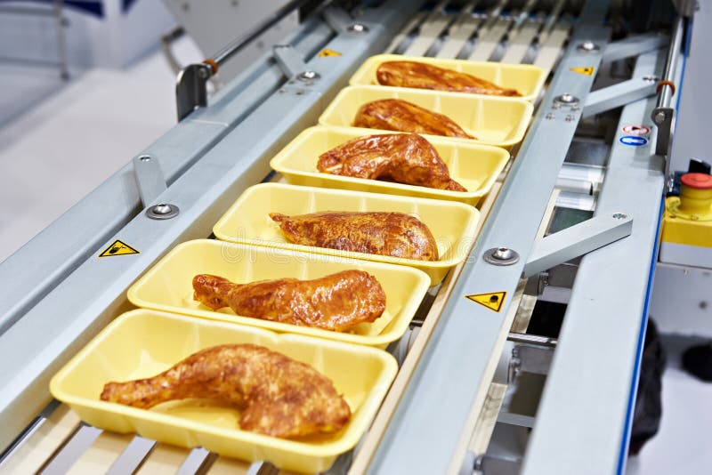 De kip van het voedingsmiddelenvlees in plastic pak op transportband royalty-vrije stock afbeeldingen De kip van het voedingsmiddelenvlees in plastic pak op transportband royalty-vrije stock afbeeldingen
