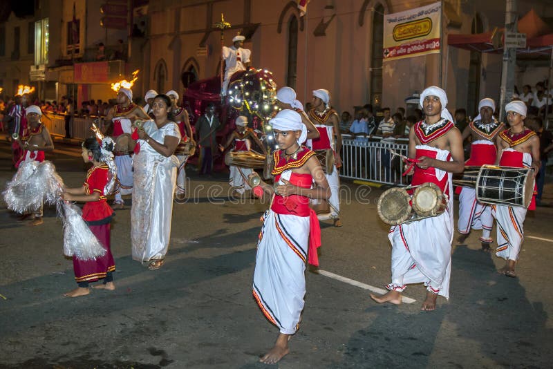 De klankbekkenspelers en diverse slagwerkers presteren voor grote menigten in Kandy tijdens Esala Perahera in Sri Lanka stock foto De klankbekkenspelers en diverse slagwerkers presteren voor grote menigten in Kandy tijdens Esala Perahera in Sri Lanka stock foto