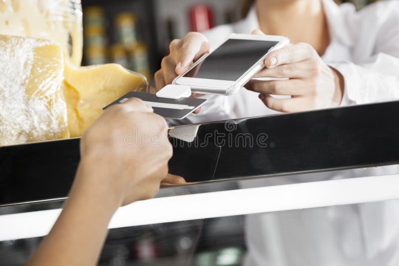 De Klant van verkoopsteraccepting payment from door Creditcard stock afbeeldingen De Klant van verkoopsteraccepting payment from door Creditcard stock afbeeldingen