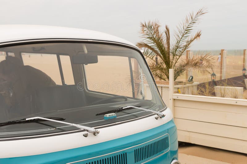 De klassieke die VW-kombibestelwagen bij de lucht wordt geparkeerd koelde motorshow bij het strand van Scheveningen royalty-vrije stock afbeeldingen De klassieke die VW-kombibestelwagen bij de lucht wordt geparkeerd koelde motorshow bij het strand van Scheveningen royalty-vrije stock afbeeldingen