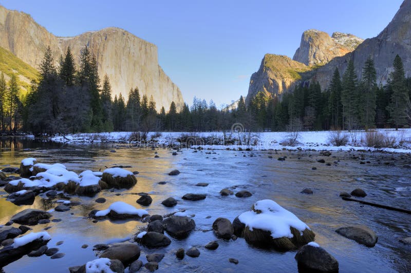 De klassieke Mening van de Vallei van Yosemite van de winter royalty-vrije stock fotografie De klassieke Mening van de Vallei van Yosemite van de winter royalty-vrije stock fotografie