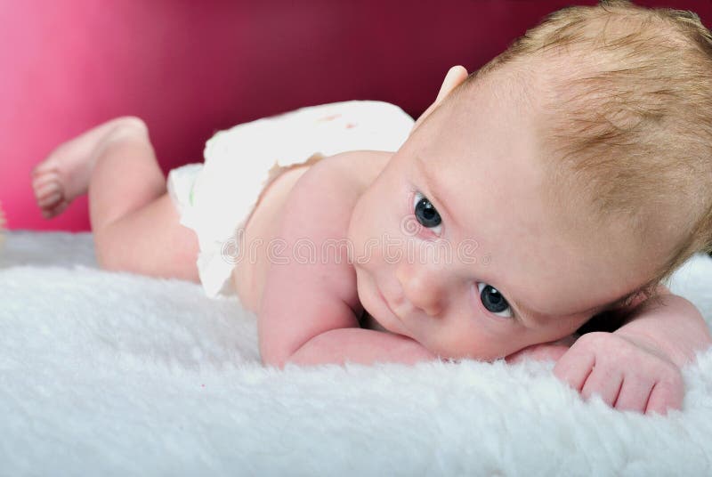 De kleine jongen met de grote ogen ligt royalty-vrije stock afbeeldingen De kleine jongen met de grote ogen ligt royalty-vrije stock afbeeldingen