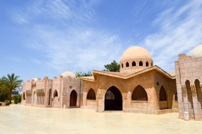 De kleine mooie keurige oude oude Arabische Islamitische Moslimhuizen van de steenklei met ronde koepels in de woestijn met palme stock foto De kleine mooie keurige oude oude Arabische Islamitische Moslimhuizen van de steenklei met ronde koepels in de woestijn met palme stock foto
