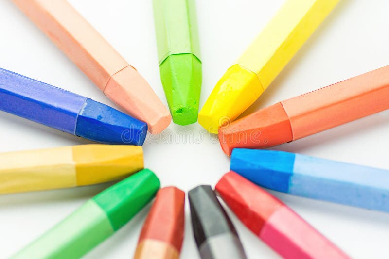 De kleurrijke die Multicolored Kleurpotloden van de Pastelkleurwas in Cirkel op Witboek worden geschikt Terug naar van de de Kuns