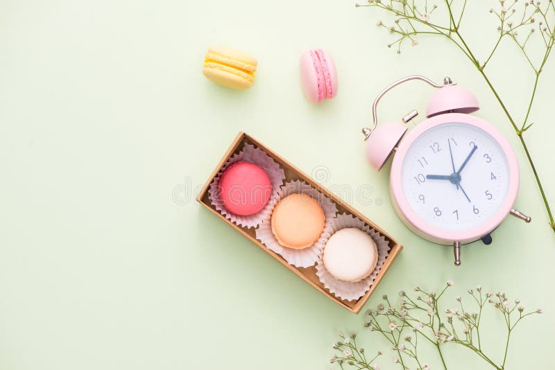 De kleurrijke makarons en namen bloemen met giftdoos op houten tabl toe royalty-vrije stock fotografie De kleurrijke makarons en namen bloemen met giftdoos op houten tabl toe royalty-vrije stock fotografie