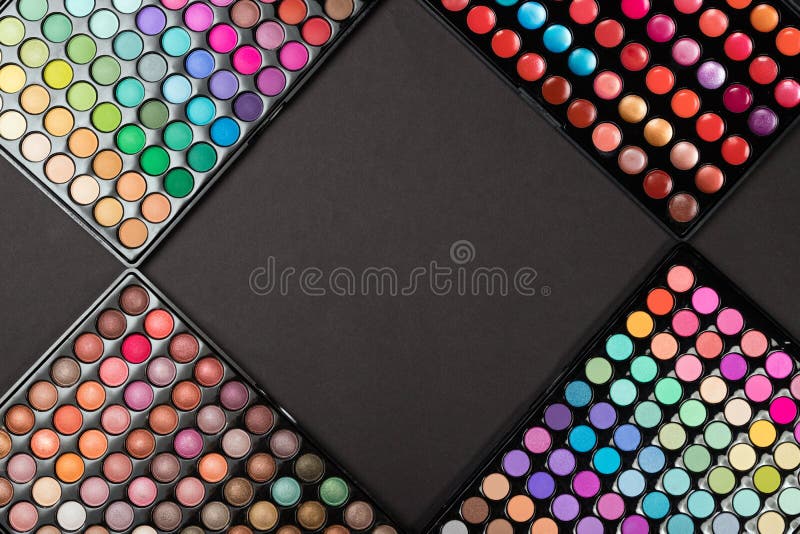 De kleurrijke paletten van de samenstellingsoogschaduw als kosmetische achtergrond stock fotografie De kleurrijke paletten van de samenstellingsoogschaduw als kosmetische achtergrond stock fotografie