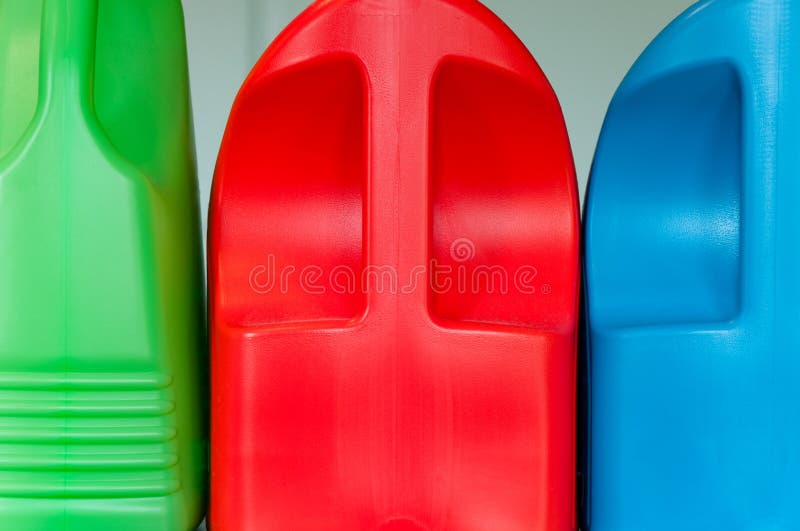 De kleurrijke Plastic Flessen van de Wasserij
