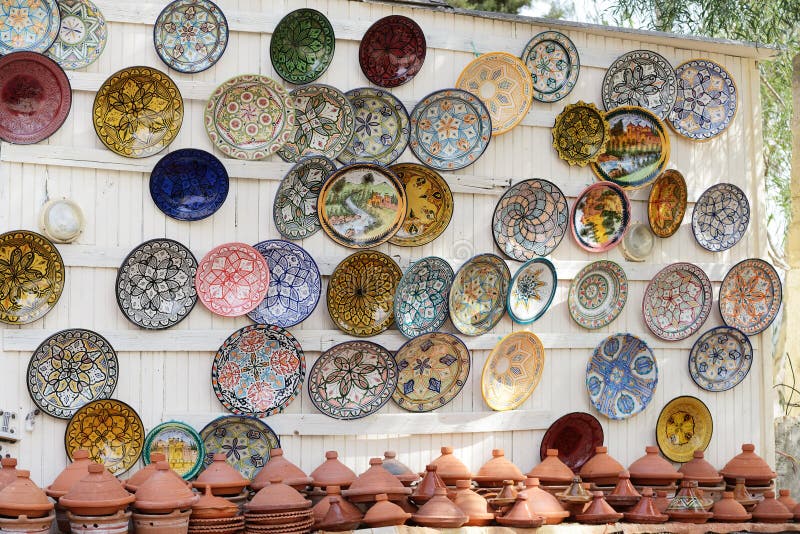 De kleurrijke schotels en tajines van het faïenceaardewerk op vertoning in Morocc stock afbeeldingen De kleurrijke schotels en tajines van het faïenceaardewerk op vertoning in Morocc stock afbeeldingen