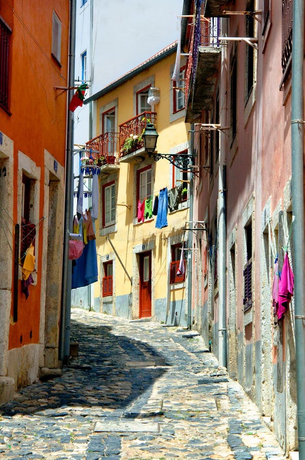 De kleurrijke smalle straat van Portugal royalty-vrije stock foto De kleurrijke smalle straat van Portugal royalty-vrije stock foto