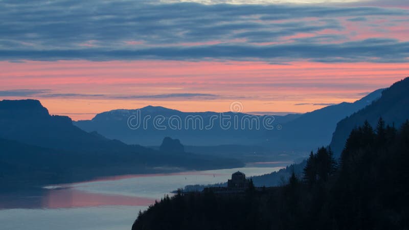 De kleurrijke Zonsopgang met zich het Bewegen betrekt langs Mooie de Rivierkloof van Colombia in Oregon Timelapse 1080p