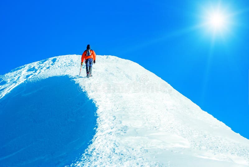 De klimmer bereikt de top van bergpiek Het beklimmen en mounta royalty-vrije stock fotografie De klimmer bereikt de top van bergpiek Het beklimmen en mounta royalty-vrije stock fotografie