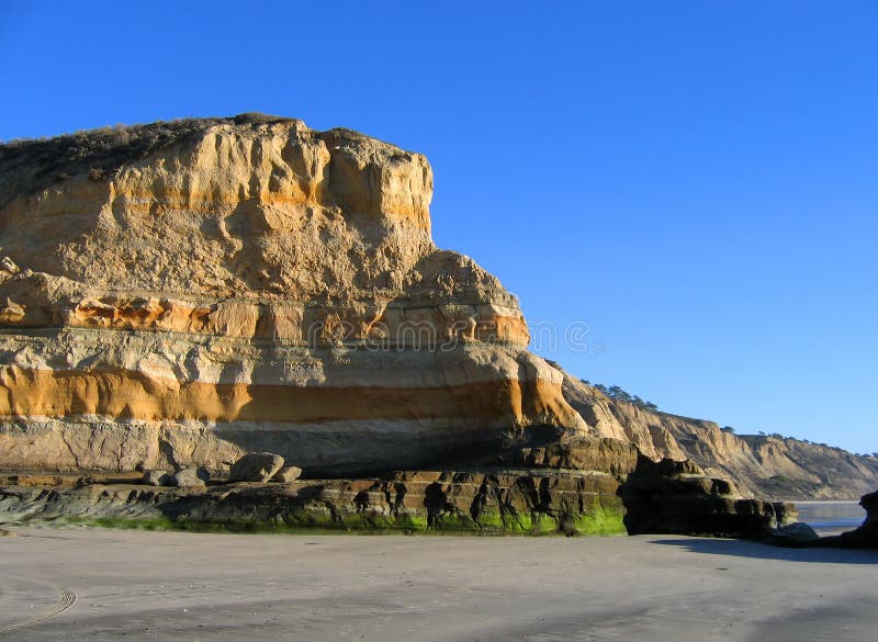 De klippen bij Pijnbomen Torrey verklaren Strand, La Jolla, Californië royalty-vrije stock afbeeldingen De klippen bij Pijnbomen Torrey verklaren Strand, La Jolla, Californië royalty-vrije stock afbeeldingen
