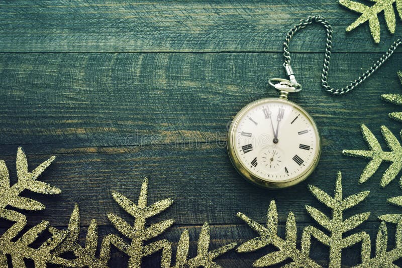 De Klok van het nieuwjaar Oud zakhorloge op een houten achtergrond stock fotografie De Klok van het nieuwjaar Oud zakhorloge op een houten achtergrond stock fotografie