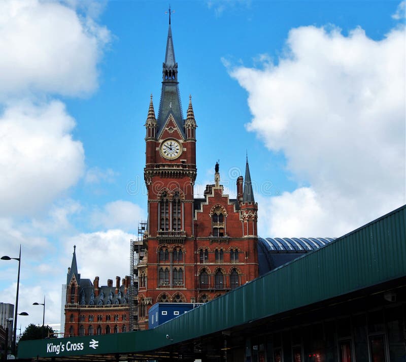 De klok van St Pancras van de Koning dwarsbuis en station in Londen, Engeland royalty-vrije stock fotografie De klok van St Pancras van de Koning dwarsbuis en station in Londen, Engeland royalty-vrije stock fotografie