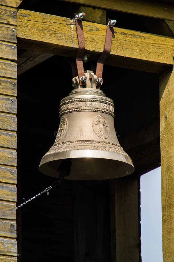 De klokken in de klokketoren van een Orthodoxe Kerk stock afbeelding De klokken in de klokketoren van een Orthodoxe Kerk stock afbeelding