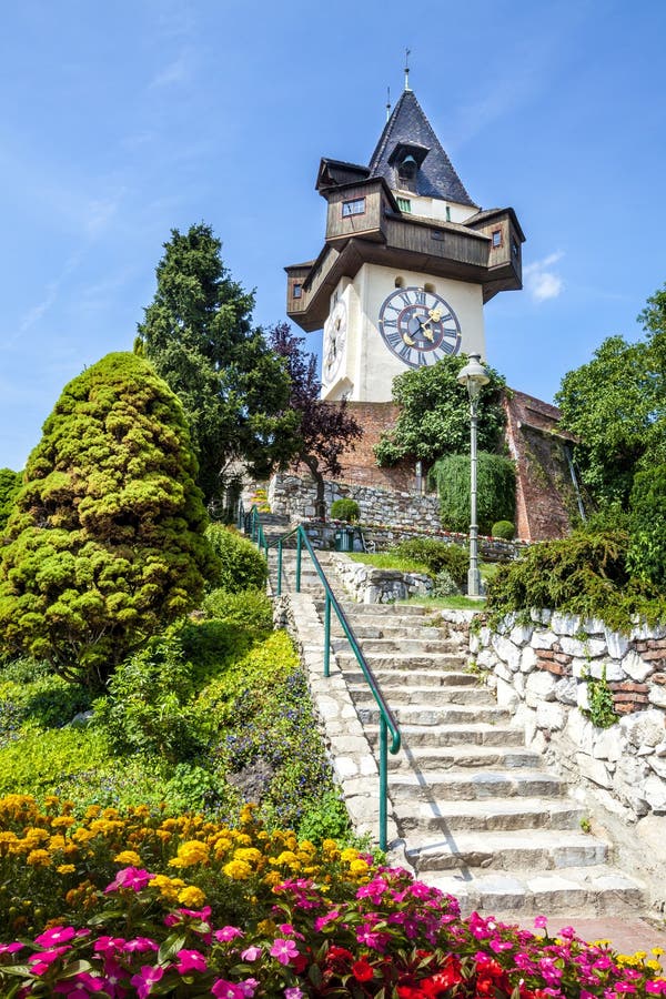 De klokketoren (Uhrturm) en de bloem tuinieren Graz, Oostenrijk stock afbeeldingen De klokketoren (Uhrturm) en de bloem tuinieren Graz, Oostenrijk stock afbeeldingen