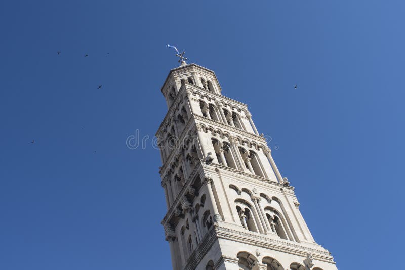 De klokketoren van de Kathedraal van StDuje met de klokketoren in Spleet, Kroatië stock afbeeldingen De klokketoren van de Kathedraal van StDuje met de klokketoren in Spleet, Kroatië stock afbeeldingen