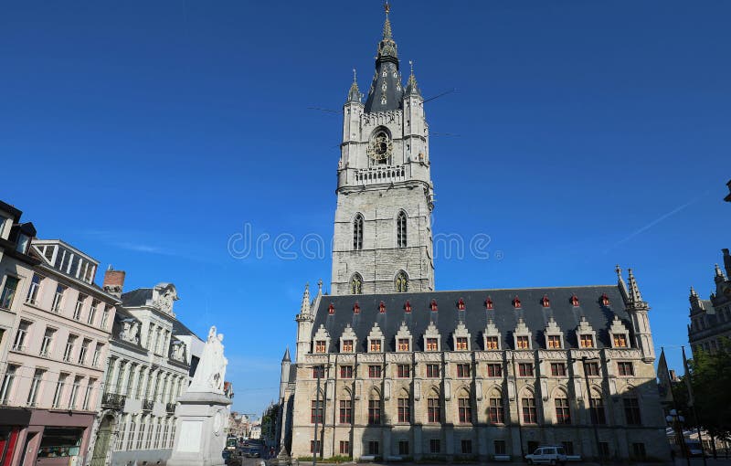 De klokketoren van Gent een oude middeleeuwse toren in het oude stadscentrum van Gent, België stock foto's De klokketoren van Gent een oude middeleeuwse toren in het oude stadscentrum van Gent, België stock foto's