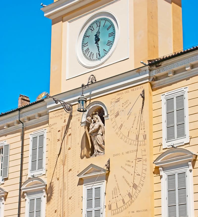 De klokketoren van Gouverneur Palace in Parma stock foto De klokketoren van Gouverneur Palace in Parma stock foto