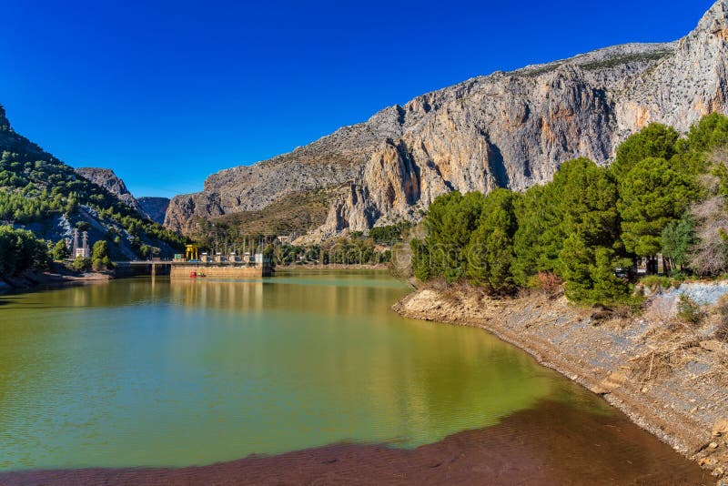 De kloof van Gr Chorro langs de beroemde Caminito del Rey weg in Andalusia, Spanje stock afbeelding De kloof van Gr Chorro langs de beroemde Caminito del Rey weg in Andalusia, Spanje stock afbeelding