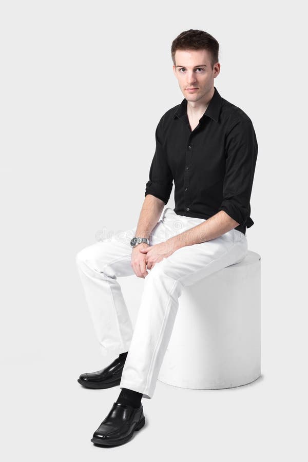 De Knappe Mens Zwart Overhemd Met Witte Zit Op Een Roun Stock Foto - Image of stel: 82528910