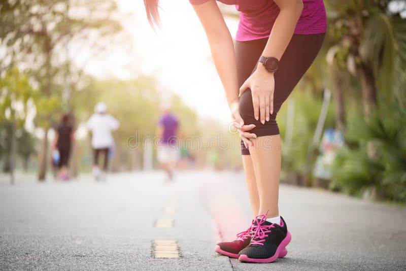 De knieverwonding van de agentsport Vrouw in kniepijn terwijl het lopen in park uitwerkt Het concept van de gezondheidszorg royalty-vrije stock afbeeldingen De knieverwonding van de agentsport Vrouw in kniepijn terwijl het lopen in park uitwerkt Het concept van de gezondheidszorg royalty-vrije stock afbeeldingen