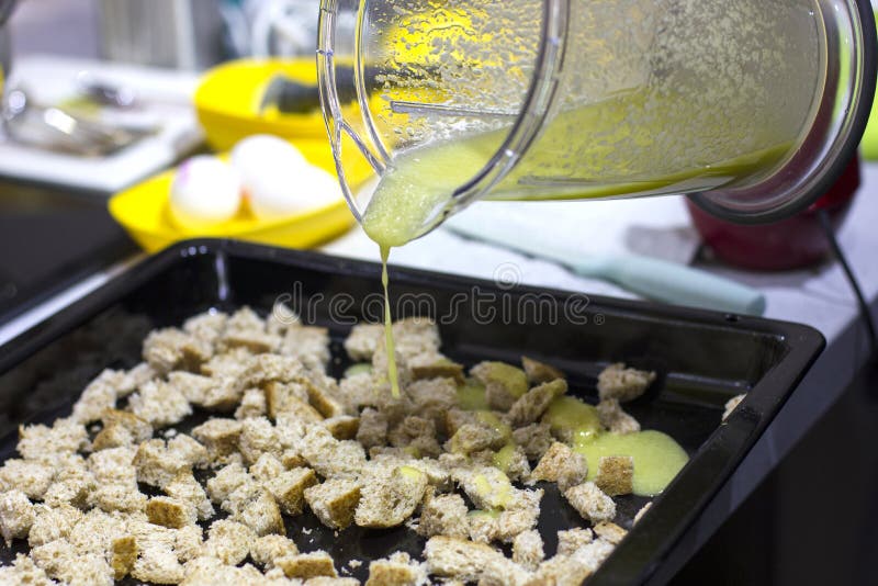 De knoflooksaus giet op crackers voor Caesar-salade stock fotografie De knoflooksaus giet op crackers voor Caesar-salade stock fotografie