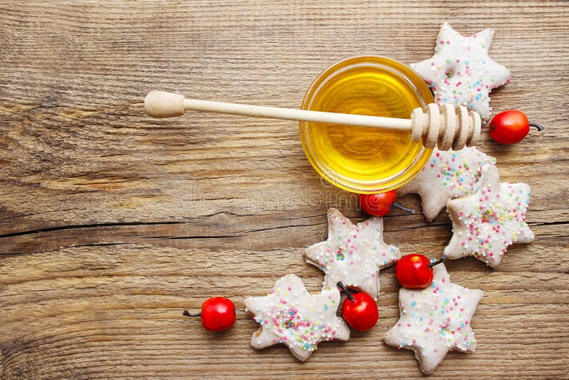 De koekjes van peperkoekkerstmis en kom honing op houten lijst stock foto's De koekjes van peperkoekkerstmis en kom honing op houten lijst stock foto's