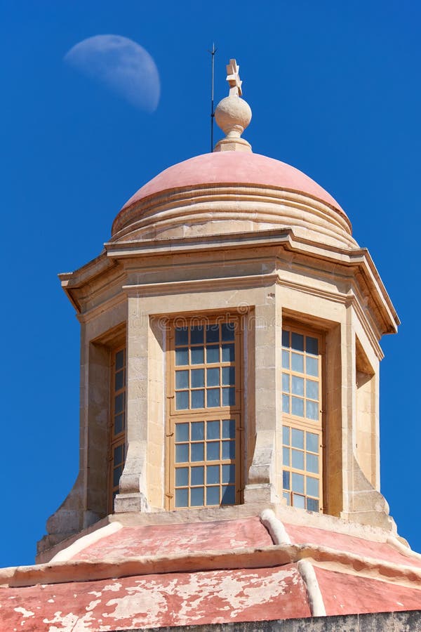 De koepel van St Catherine van de kerk van Italië onder de maan, Valle royalty-vrije stock afbeelding De koepel van St Catherine van de kerk van Italië onder de maan, Valle royalty-vrije stock afbeelding