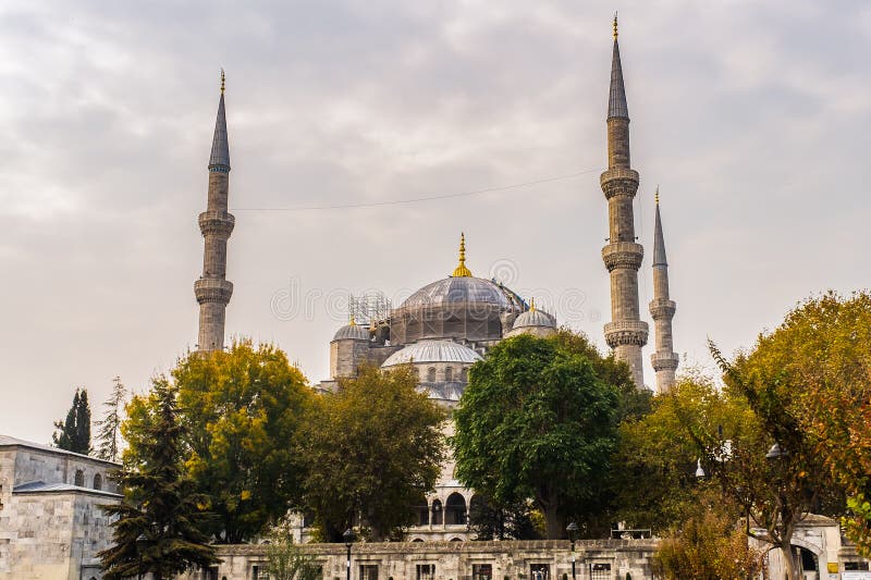 De koepels en de minaretten van Hagiasophia in de oude stad van Istanboel royalty-vrije stock foto's De koepels en de minaretten van Hagiasophia in de oude stad van Istanboel royalty-vrije stock foto's